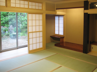 縁側を介して庭を眺める至福のひととき