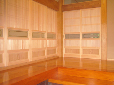 玄関ホールの美しい千本格子の建具