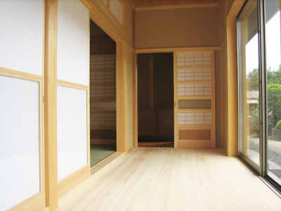 広い桧の縁側
